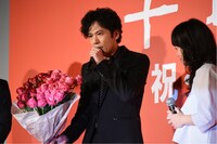 バラの花束に込められた意味を説明する稲垣吾郎。