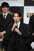 町田啓太（手前）