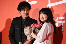 左から稲垣吾郎、池脇千鶴。