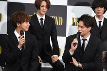 前列左から片寄涼太、鈴木伸之。