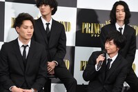 前列左から鈴木伸之、川村壱馬。