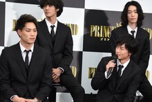 前列左から鈴木伸之、川村壱馬。