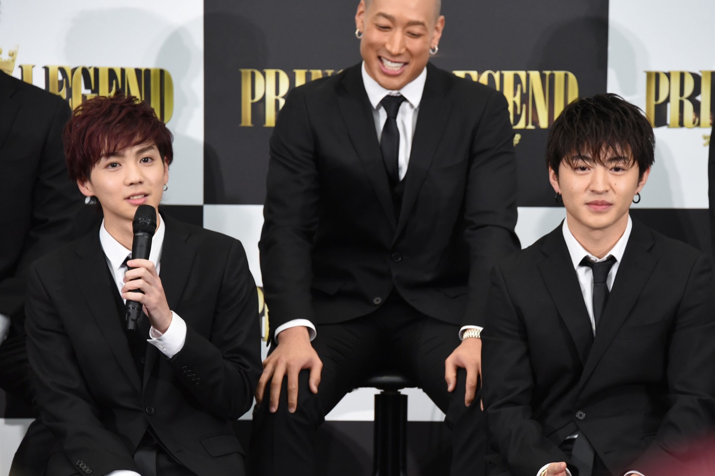 前列左から吉野北人、佐野玲於。