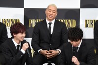 吉野北人（前列左）を食事に誘う佐野玲於（前列右）。