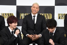 吉野北人（前列左）を食事に誘う佐野玲於（前列右）。