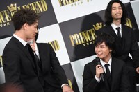 川村壱馬（前列右）演じる弟・京極竜が“推し王子”に選ばれ、思わず立ち上がる鈴木伸之（前列左）。