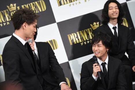 川村壱馬（前列右）演じる弟・京極竜が“推し王子”に選ばれ、思わず立ち上がる鈴木伸之（前列左）。