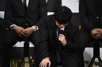 “バレンタイン王子”に選ばれてしまい、うなだれる佐野玲於。