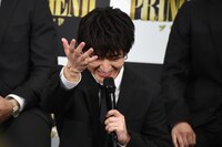 「……チョコくれ！」と言って照れる佐野玲於。