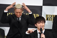 「（バレンタインに）メンディーくん型のチョコとかいいんじゃないですか」と提案する佐野玲於（右）。