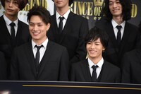 前列左から鈴木伸之、川村壱馬。