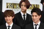 前列左から片寄涼太、鈴木伸之。