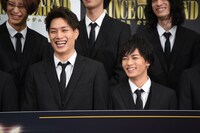 前列左から鈴木伸之、川村壱馬。