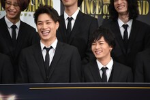 前列左から鈴木伸之、川村壱馬。