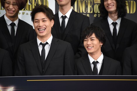 前列左から鈴木伸之、川村壱馬。