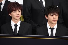 左から吉野北人、佐野玲於。