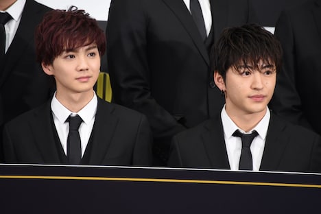 左から吉野北人、佐野玲於。