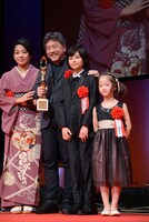 左から内田也哉子、是枝裕和、城桧吏、佐々木みゆ。