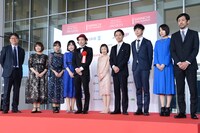 「カメラを止めるな！」監督の上田慎一郎とキャスト陣。上田の妻・ふくだみゆきもステージに上がった。