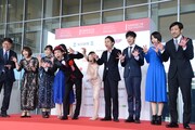 「カメラを止めるな！」監督の上田慎一郎とキャスト陣。上田の妻・ふくだみゆきもステージに上がった。