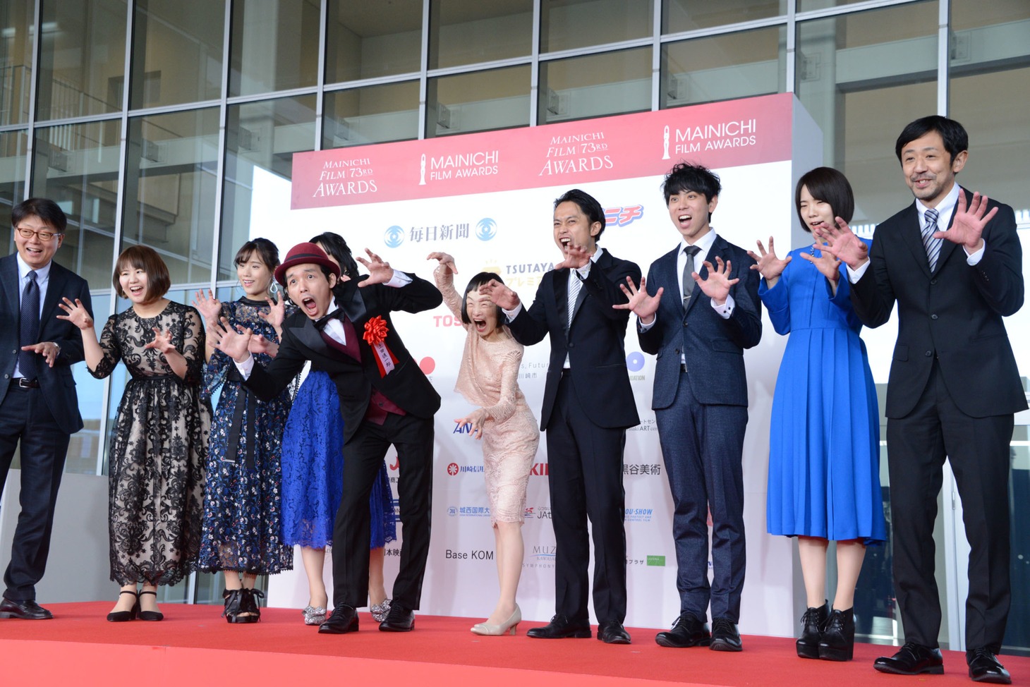 「カメラを止めるな！」監督の上田慎一郎とキャスト陣。上田の妻・ふくだみゆきもステージに上がった。