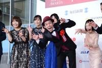 「カメラを止めるな！」監督の上田慎一郎とキャスト陣。上田の妻・ふくだみゆきもステージに上がった。