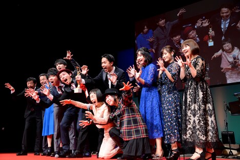 ゾンビポーズを決める「カメラを止めるな！」のキャスト一同、監督の上田慎一郎、その妻・ふくだみゆき。