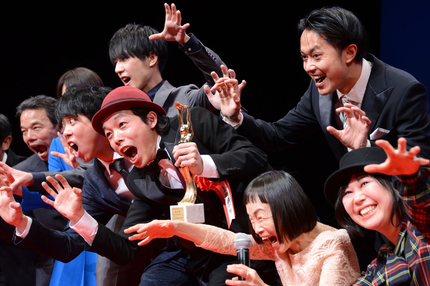 ゾンビポーズを決める「カメラを止めるな！」のキャスト陣、監督の上田慎一郎。