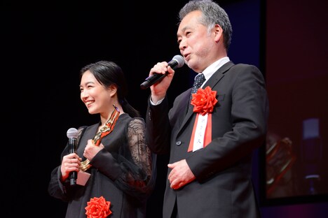 左から木竜麻生、瀬々敬久。