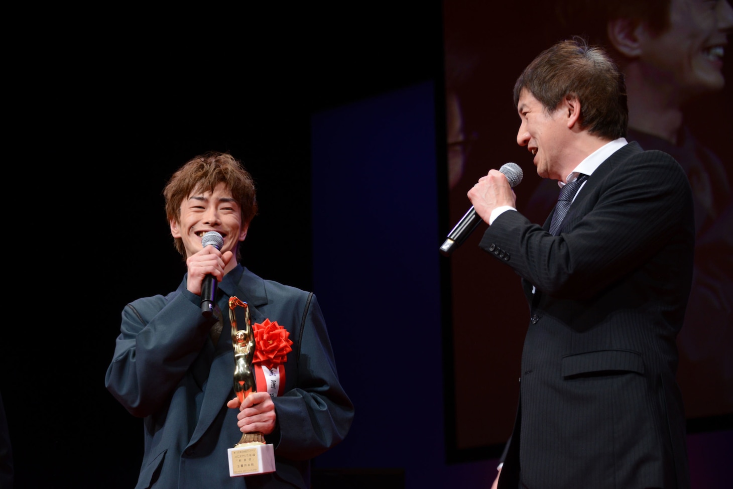左から玉置玲央、佐向大。