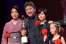 第73回毎日映画コンクール表彰式にて、左から樹木希林の娘・内田也哉子、是枝裕和、城桧吏、佐々木みゆ。
