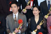 左から柄本佑、木竜麻生。