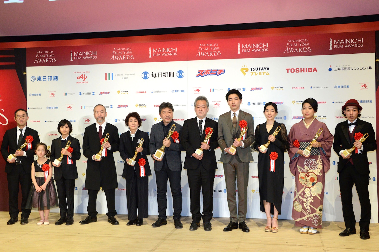第73回毎日映画コンクール表彰式の登壇者たち。
