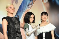 左からローサ・サラザール、アリータ、上白石萌音。