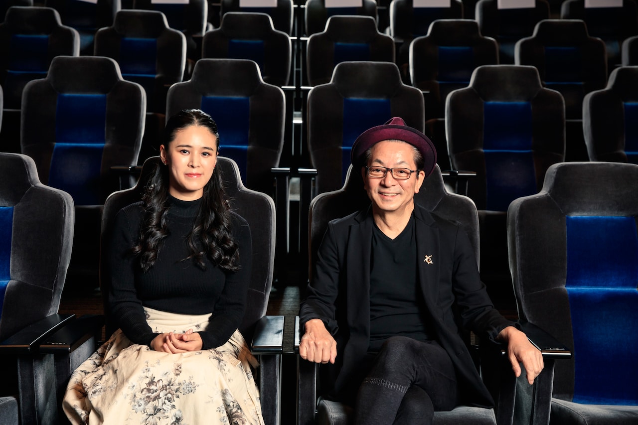 左から手嶌葵、水谷豊。