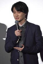 ほかの登壇者たちに褒められ、照れる神木隆之介。