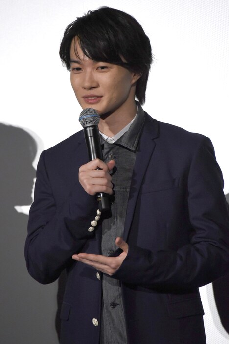 ほかの登壇者たちに褒められ、照れる神木隆之介。