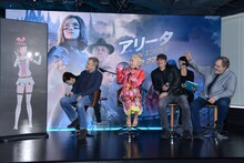 左からキズナアイ、クリストフ・ヴァルツ、ローサ・サラザール、ロバート・ロドリゲス、ジョン・ランドー。