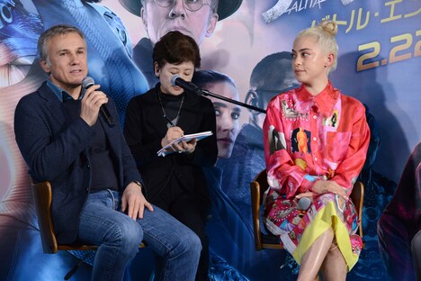 左からクリストフ・ヴァルツ、ローサ・サラザール。