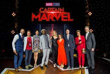 左から3人目がジェンマ・チャン。そこから右にサミュエル・L・ジャクソン、ブリー・ラーソン、アンナ・ボーデン、ライアン・フレック。