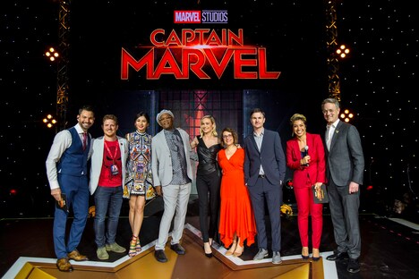 左から3人目がジェンマ・チャン。そこから右にサミュエル・L・ジャクソン、ブリー・ラーソン、アンナ・ボーデン、ライアン・フレック。