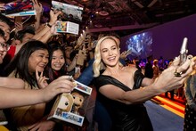 ファンと写真撮影をするブリー・ラーソン。