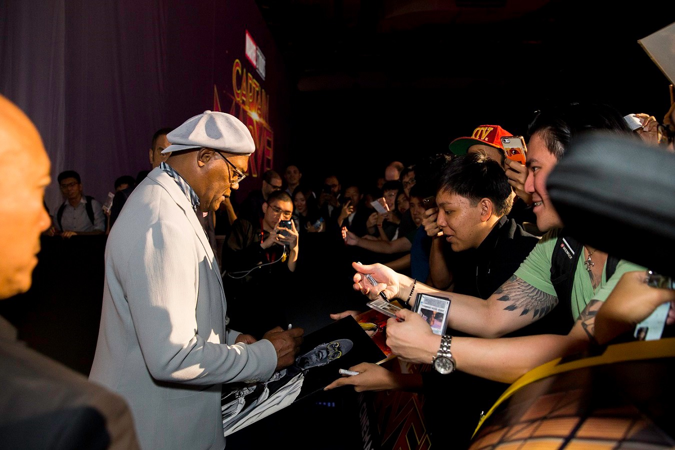 サインをするサミュエル・L・ジャクソン。