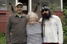 左から監督のサミ・サイフ、GGアリンの母アリータ、兄マール・アリン。