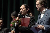 第69回ベルリン国際映画祭ジェネレーション（14plus）部門の授賞式に登壇した長久允。