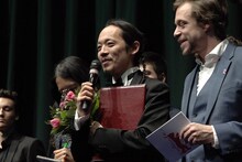 第69回ベルリン国際映画祭ジェネレーション（14plus）部門の授賞式に登壇した長久允。