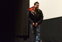 勢いよく壇上に現れた坂本浩一。