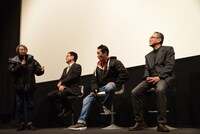 プロデューサーの高橋一浩（左）が飛び入りで話す様子。