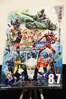 「仮面ライダーW FOREVER AtoZ／運命のガイアメモリ」のポスターパネル。