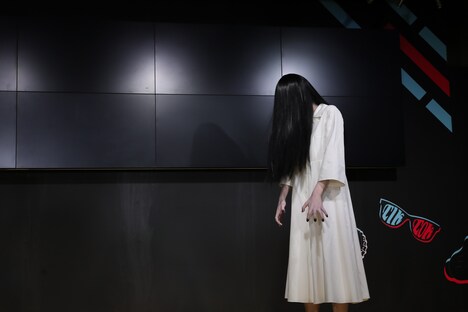 ステージに佇む貞子。